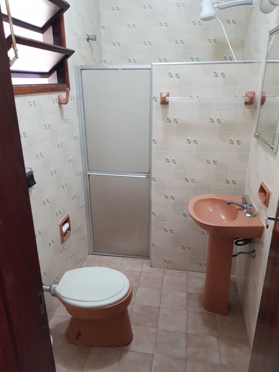 CASA COM 03 DORMITÓRIOS, SENDO